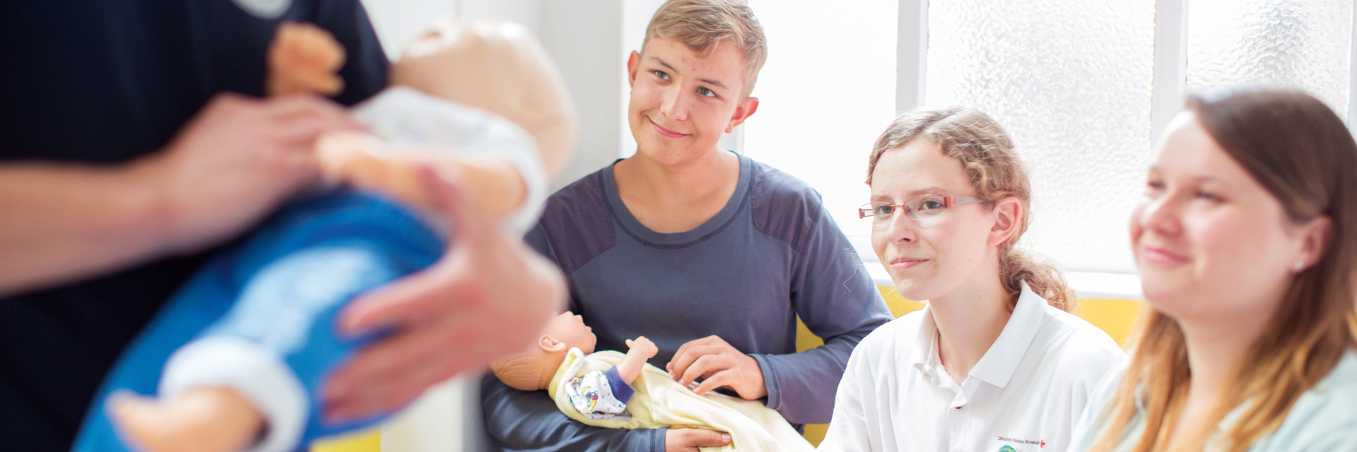 Erste Hilfe am Kind Sie lernen, bei Notfällen mit Babys und Kindern schnell und richtig zu handeln. Der Kurs richtet sich an Eltern, Großeltern, Erziehende und alle, die Kinder betreuen oder begleiten.