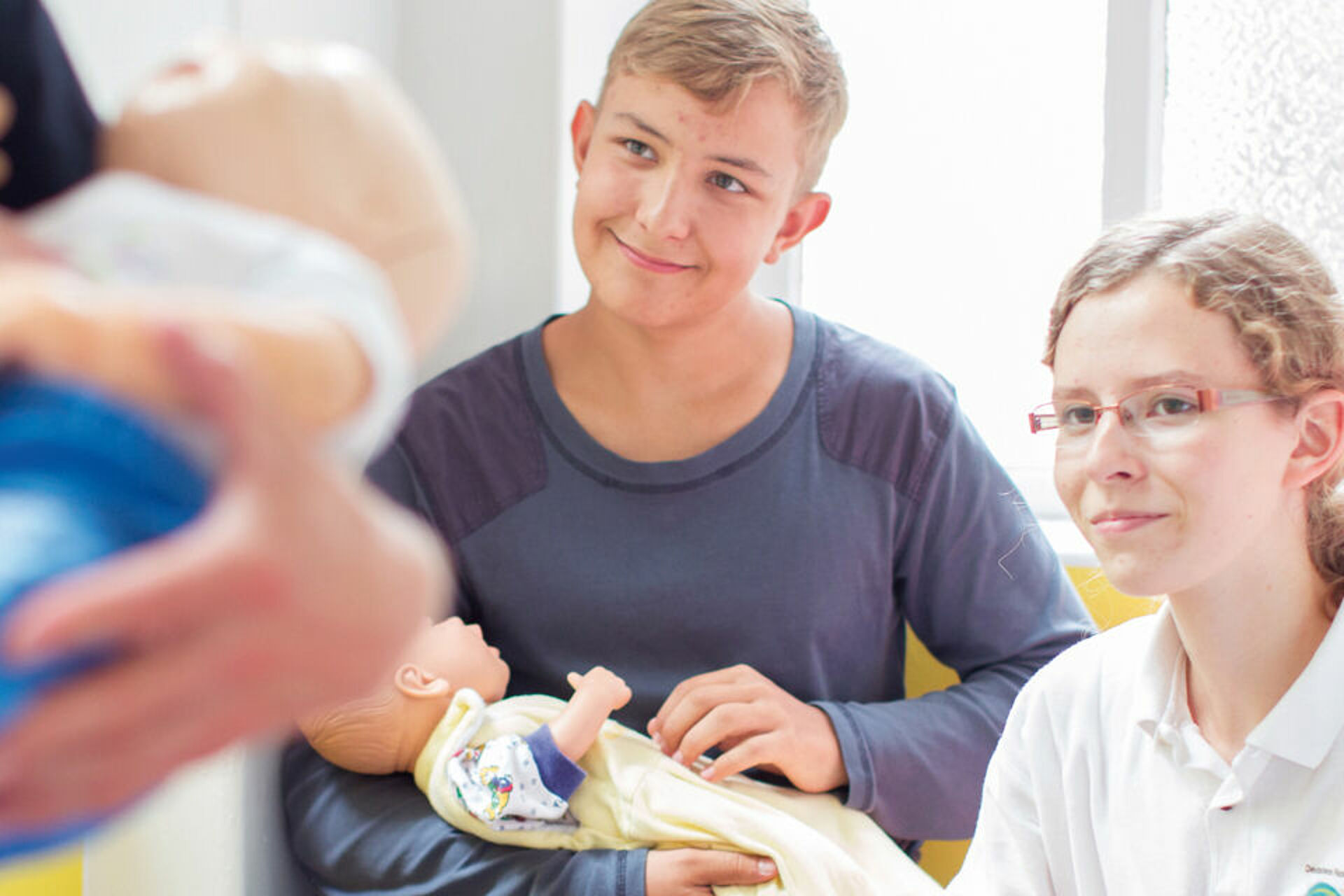 Inklusion und jung und alt, Rotkreuz Symbolfotos, Babysitterausbildung, Flugdienst, Kontakt-/Begegnungsstätte für Arbeitslose, Kleiderläden / Kleiderkammer, Ambulante Pflege